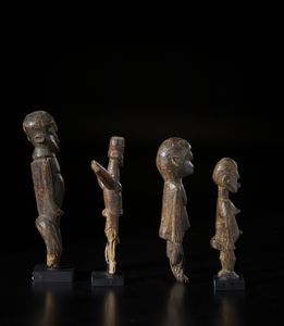 Lobi - Burkina Faso : Lotto composto da quattro sculture Bateba di differente dimensione e qualit d'intaglio. Legno duro con differenti patine.  - Asta Asta 422 | AFRICA, OCEANIA E AMERICHE - ARTIGIANATO AFRICANO: VARI COMMITTENTI E SELEZIONE DALLA COLLEZIONE BARTOLOMUCCI Online - Associazione Nazionale - Case d'Asta italiane