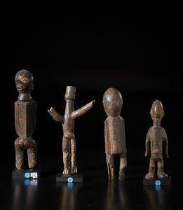 Lobi - Burkina Faso : Lotto composto da quattro sculture Bateba di differente dimensione e qualit d'intaglio. Legno duro con differenti patine.  - Asta Asta 422 | AFRICA, OCEANIA E AMERICHE - ARTIGIANATO AFRICANO: VARI COMMITTENTI E SELEZIONE DALLA COLLEZIONE BARTOLOMUCCI Online - Associazione Nazionale - Case d'Asta italiane