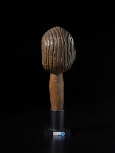 Lobi - Burkina Faso/Costa d'Avorio : Scultura in forma di grande testa Bateba. Legno duro a patina marrone.  - Asta Asta 422 | AFRICA, OCEANIA E AMERICHE - ARTIGIANATO AFRICANO: VARI COMMITTENTI E SELEZIONE DALLA COLLEZIONE BARTOLOMUCCI Online - Associazione Nazionale - Case d'Asta italiane