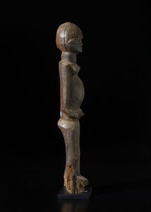 Lobi - Burkina Faso/Costa d'Avorio : Grande scultura antropomorfa Bateba. Legno duro con patina chiara terrosa.  - Asta Asta 422 | AFRICA, OCEANIA E AMERICHE - ARTIGIANATO AFRICANO: VARI COMMITTENTI E SELEZIONE DALLA COLLEZIONE BARTOLOMUCCI Online - Associazione Nazionale - Case d'Asta italiane