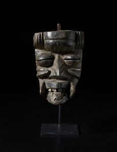 Guer/ We - Liberia - Maschera antropozoomorfa con occhi a nacchera. Legno duro a patina scura e metallo.