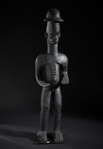 Igbo - Nigeria - Grande scultura antropomorfa con cappello. Legno duro a patina nera.