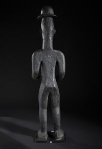 Igbo - Nigeria : Grande scultura antropomorfa con cappello. Legno duro a patina nera.  - Asta Asta 422 | AFRICA, OCEANIA E AMERICHE - ARTIGIANATO AFRICANO: VARI COMMITTENTI E SELEZIONE DALLA COLLEZIONE BARTOLOMUCCI Online - Associazione Nazionale - Case d'Asta italiane