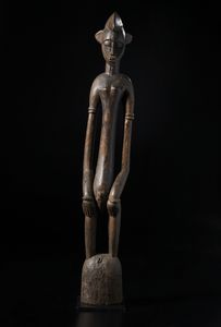 Senufo - Costa d'Avorio/Mali : Grande scultura antropomorfa. Legno duro a patina marrone.  - Asta Asta 422 | AFRICA, OCEANIA E AMERICHE - ARTIGIANATO AFRICANO: VARI COMMITTENTI E SELEZIONE DALLA COLLEZIONE BARTOLOMUCCI Online - Associazione Nazionale - Case d'Asta italiane