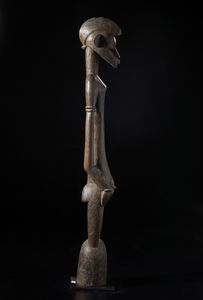 Senufo - Costa d'Avorio/Mali : Grande scultura antropomorfa. Legno duro a patina marrone.  - Asta Asta 422 | AFRICA, OCEANIA E AMERICHE - ARTIGIANATO AFRICANO: VARI COMMITTENTI E SELEZIONE DALLA COLLEZIONE BARTOLOMUCCI Online - Associazione Nazionale - Case d'Asta italiane