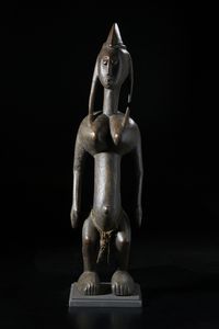 Bambara - Mali - Scultura antropomorfa. Legno duro a patina scura e tessuto.