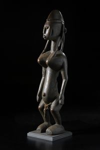 Bambara - Mali : Scultura antropomorfa. Legno duro a patina scura e tessuto.  - Asta Asta 422 | AFRICA, OCEANIA E AMERICHE - ARTIGIANATO AFRICANO: VARI COMMITTENTI E SELEZIONE DALLA COLLEZIONE BARTOLOMUCCI Online - Associazione Nazionale - Case d'Asta italiane