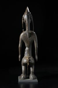 Bambara - Mali : Scultura antropomorfa. Legno duro a patina scura e tessuto.  - Asta Asta 422 | AFRICA, OCEANIA E AMERICHE - ARTIGIANATO AFRICANO: VARI COMMITTENTI E SELEZIONE DALLA COLLEZIONE BARTOLOMUCCI Online - Associazione Nazionale - Case d'Asta italiane