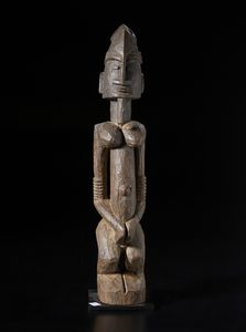 Dogon - Mali - Scultura antropomorfa. Legno duro a patina  marrone.