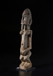 Dogon - Mali : Scultura antropomorfa. Legno duro a patina  marrone.  - Asta Asta 422 | AFRICA, OCEANIA E AMERICHE - ARTIGIANATO AFRICANO: VARI COMMITTENTI E SELEZIONE DALLA COLLEZIONE BARTOLOMUCCI Online - Associazione Nazionale - Case d'Asta italiane