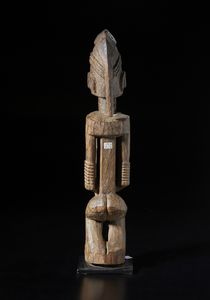 Dogon - Mali : Scultura antropomorfa. Legno duro a patina  marrone.  - Asta Asta 422 | AFRICA, OCEANIA E AMERICHE - ARTIGIANATO AFRICANO: VARI COMMITTENTI E SELEZIONE DALLA COLLEZIONE BARTOLOMUCCI Online - Associazione Nazionale - Case d'Asta italiane