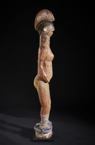 Igbo - Nigeria : Grande scultura antropomorfa.Legno duro a patina naturale, pigmenti e corda.  - Asta Asta 422 | AFRICA, OCEANIA E AMERICHE - ARTIGIANATO AFRICANO: VARI COMMITTENTI E SELEZIONE DALLA COLLEZIONE BARTOLOMUCCI Online - Associazione Nazionale - Case d'Asta italiane