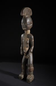 Igbo - Nigeria : Grande scultura antropomorfa. Legno duro a patina scura e pigmenti.  - Asta Asta 422 | AFRICA, OCEANIA E AMERICHE - ARTIGIANATO AFRICANO: VARI COMMITTENTI E SELEZIONE DALLA COLLEZIONE BARTOLOMUCCI Online - Associazione Nazionale - Case d'Asta italiane