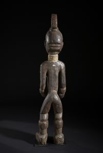 Igbo - Nigeria : Grande scultura antropomorfa. Legno duro a patina scura e pigmenti.  - Asta Asta 422 | AFRICA, OCEANIA E AMERICHE - ARTIGIANATO AFRICANO: VARI COMMITTENTI E SELEZIONE DALLA COLLEZIONE BARTOLOMUCCI Online - Associazione Nazionale - Case d'Asta italiane