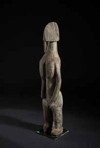 Mossi - Burkina Faso : Grande scultura antropomorfa stilizzata. Legno duro a patina bruno-grigiastra.  - Asta Asta 422 | AFRICA, OCEANIA E AMERICHE - ARTIGIANATO AFRICANO: VARI COMMITTENTI E SELEZIONE DALLA COLLEZIONE BARTOLOMUCCI Online - Associazione Nazionale - Case d'Asta italiane