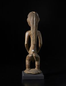 Tabwa - Repubblica Democratica del Congo : Scultura antropomorfa maschile. Legno duro a patina marrone.  - Asta Asta 422 | AFRICA, OCEANIA E AMERICHE - ARTIGIANATO AFRICANO: VARI COMMITTENTI E SELEZIONE DALLA COLLEZIONE BARTOLOMUCCI Online - Associazione Nazionale - Case d'Asta italiane