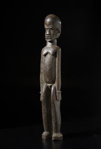 Lobi - Burkina Faso/Costa d'Avorio : Grande scultura antropomorfa Bateba.Legno duro a patina scura.  - Asta Asta 422 | AFRICA, OCEANIA E AMERICHE - ARTIGIANATO AFRICANO: VARI COMMITTENTI E SELEZIONE DALLA COLLEZIONE BARTOLOMUCCI Online - Associazione Nazionale - Case d'Asta italiane