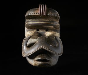 Bete - Costa d'Avorio : Maschera antropozoomorfa. Legno a patina scura, borchie metalliche, caolino e pigmenti.  - Asta Asta 422 | AFRICA, OCEANIA E AMERICHE - ARTIGIANATO AFRICANO: VARI COMMITTENTI E SELEZIONE DALLA COLLEZIONE BARTOLOMUCCI Online - Associazione Nazionale - Case d'Asta italiane