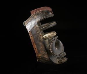 Bete - Costa d'Avorio : Maschera antropozoomorfa. Legno a patina scura, borchie metalliche, caolino e pigmenti.  - Asta Asta 422 | AFRICA, OCEANIA E AMERICHE - ARTIGIANATO AFRICANO: VARI COMMITTENTI E SELEZIONE DALLA COLLEZIONE BARTOLOMUCCI Online - Associazione Nazionale - Case d'Asta italiane