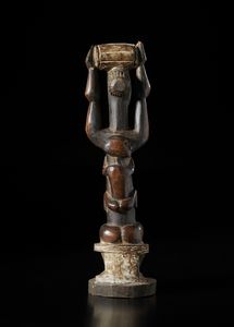 Atti - Costa d'Avorio : Scultura antropomorfa di figura femminile seduta con bambino sulla schiena.Legno a patina scura, caolino e pigmenti.  - Asta Asta 422 | AFRICA, OCEANIA E AMERICHE - ARTIGIANATO AFRICANO: VARI COMMITTENTI E SELEZIONE DALLA COLLEZIONE BARTOLOMUCCI Online - Associazione Nazionale - Case d'Asta italiane