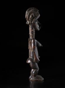 Bassa - Libera/Sierra Leone : Scultura antropomorfa.Legno a patina scura e pigmenti.  - Asta Asta 422 | AFRICA, OCEANIA E AMERICHE - ARTIGIANATO AFRICANO: VARI COMMITTENTI E SELEZIONE DALLA COLLEZIONE BARTOLOMUCCI Online - Associazione Nazionale - Case d'Asta italiane