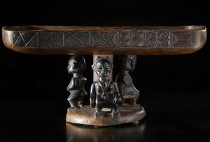 Artigianato africano : Tavola da gioco Wari a dodici buche, con tre figure antropomorfe in forma di cariatidi.Legno e pigmento.  - Asta Asta 422 | AFRICA, OCEANIA E AMERICHE - ARTIGIANATO AFRICANO: VARI COMMITTENTI E SELEZIONE DALLA COLLEZIONE BARTOLOMUCCI Online - Associazione Nazionale - Case d'Asta italiane