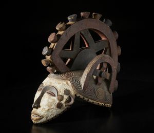 Igbo - Nigeria - Maschera antropomorfa con elaborata acconciatura. Legno, caolino e pigmenti.