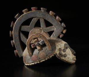 Igbo - Nigeria : Maschera antropomorfa con elaborata acconciatura. Legno, caolino e pigmenti.  - Asta Asta 422 | AFRICA, OCEANIA E AMERICHE - ARTIGIANATO AFRICANO: VARI COMMITTENTI E SELEZIONE DALLA COLLEZIONE BARTOLOMUCCI Online - Associazione Nazionale - Case d'Asta italiane