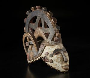 Igbo - Nigeria : Maschera antropomorfa con elaborata acconciatura. Legno, caolino e pigmenti.  - Asta Asta 422 | AFRICA, OCEANIA E AMERICHE - ARTIGIANATO AFRICANO: VARI COMMITTENTI E SELEZIONE DALLA COLLEZIONE BARTOLOMUCCI Online - Associazione Nazionale - Case d'Asta italiane