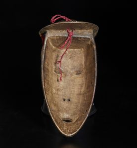 Guro - Costa d'Avorio : Maschera antropomorfa con cappello. Legno e fibre.  - Asta Asta 422 | AFRICA, OCEANIA E AMERICHE - ARTIGIANATO AFRICANO: VARI COMMITTENTI E SELEZIONE DALLA COLLEZIONE BARTOLOMUCCI Online - Associazione Nazionale - Case d'Asta italiane