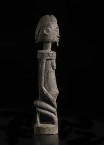 Dogon - Mali : Scultura  antropomorfa inginocchiata. Legno con patina scura crostosa.  - Asta Asta 422 | AFRICA, OCEANIA E AMERICHE - ARTIGIANATO AFRICANO: VARI COMMITTENTI E SELEZIONE DALLA COLLEZIONE BARTOLOMUCCI Online - Associazione Nazionale - Case d'Asta italiane