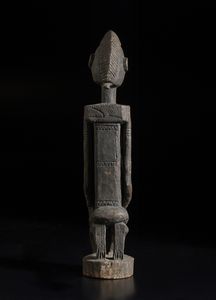 Dogon - Mali : Scultura  antropomorfa inginocchiata. Legno con patina scura crostosa.  - Asta Asta 422 | AFRICA, OCEANIA E AMERICHE - ARTIGIANATO AFRICANO: VARI COMMITTENTI E SELEZIONE DALLA COLLEZIONE BARTOLOMUCCI Online - Associazione Nazionale - Case d'Asta italiane