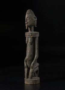 Dogon - Mali : Scultura  antropomorfa inginocchiata. Legno con patina scura crostosa.  - Asta Asta 422 | AFRICA, OCEANIA E AMERICHE - ARTIGIANATO AFRICANO: VARI COMMITTENTI E SELEZIONE DALLA COLLEZIONE BARTOLOMUCCI Online - Associazione Nazionale - Case d'Asta italiane