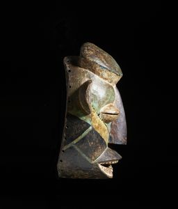 Baule - Costa d'Avorio : Maschera antropomorfa. Legno e pigmenti.  - Asta Asta 422 | AFRICA, OCEANIA E AMERICHE - ARTIGIANATO AFRICANO: VARI COMMITTENTI E SELEZIONE DALLA COLLEZIONE BARTOLOMUCCI Online - Associazione Nazionale - Case d'Asta italiane