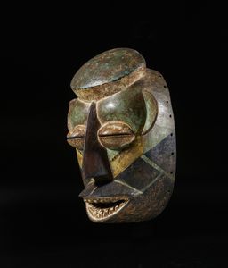 Baule - Costa d'Avorio : Maschera antropomorfa. Legno e pigmenti.  - Asta Asta 422 | AFRICA, OCEANIA E AMERICHE - ARTIGIANATO AFRICANO: VARI COMMITTENTI E SELEZIONE DALLA COLLEZIONE BARTOLOMUCCI Online - Associazione Nazionale - Case d'Asta italiane