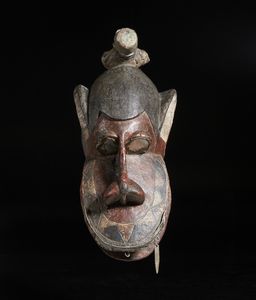 Baule - Costa d'Avorio : Maschera zoomorfa con figura antropomorfa.Legno, pigmenti e metallo.  - Asta Asta 422 | AFRICA, OCEANIA E AMERICHE - ARTIGIANATO AFRICANO: VARI COMMITTENTI E SELEZIONE DALLA COLLEZIONE BARTOLOMUCCI Online - Associazione Nazionale - Case d'Asta italiane