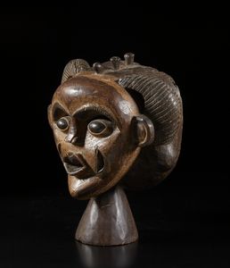 Artigianato africano : Maschera antropomorfa. Legno e pigmenti.  - Asta Asta 422 | AFRICA, OCEANIA E AMERICHE - ARTIGIANATO AFRICANO: VARI COMMITTENTI E SELEZIONE DALLA COLLEZIONE BARTOLOMUCCI Online - Associazione Nazionale - Case d'Asta italiane