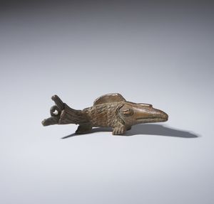 Senufo - Costa d'Avorio/Mali/Burkina Faso : Piccola scultura o pendente a forma di pesce.Lega di rame.  - Asta Asta 422 | AFRICA, OCEANIA E AMERICHE - ARTIGIANATO AFRICANO: VARI COMMITTENTI E SELEZIONE DALLA COLLEZIONE BARTOLOMUCCI Online - Associazione Nazionale - Case d'Asta italiane