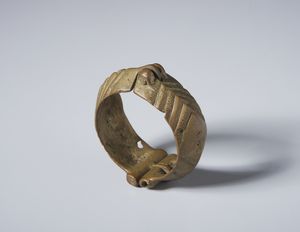 Artigianato africano : Bracciale con snodo e chiusura decorato con incisioni geometriche. Lega di rame.  - Asta Asta 422 | AFRICA, OCEANIA E AMERICHE - ARTIGIANATO AFRICANO: VARI COMMITTENTI E SELEZIONE DALLA COLLEZIONE BARTOLOMUCCI Online - Associazione Nazionale - Case d'Asta italiane