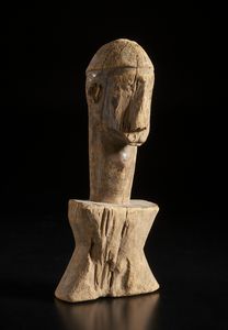 Bambara - Mali : Scultura stilizzata con volto antropomorfo. Legno a patina naturale.  - Asta Asta 422 | AFRICA, OCEANIA E AMERICHE - ARTIGIANATO AFRICANO: VARI COMMITTENTI E SELEZIONE DALLA COLLEZIONE BARTOLOMUCCI Online - Associazione Nazionale - Case d'Asta italiane