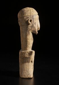 Bambara - Mali : Scultura stilizzata con volto antropomorfo. Legno a patina naturale.  - Asta Asta 422 | AFRICA, OCEANIA E AMERICHE - ARTIGIANATO AFRICANO: VARI COMMITTENTI E SELEZIONE DALLA COLLEZIONE BARTOLOMUCCI Online - Associazione Nazionale - Case d'Asta italiane