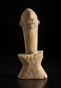 Bambara - Mali : Scultura stilizzata con volto antropomorfo. Legno a patina naturale.  - Asta Asta 422 | AFRICA, OCEANIA E AMERICHE - ARTIGIANATO AFRICANO: VARI COMMITTENTI E SELEZIONE DALLA COLLEZIONE BARTOLOMUCCI Online - Associazione Nazionale - Case d'Asta italiane