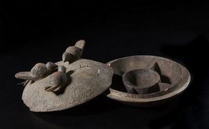 Yoruba -Nigeria : Contenitore con coperchio  decorato con tre sculture di uccelli.Legno duro a patina scura.  - Asta Asta 422 | AFRICA, OCEANIA E AMERICHE - ARTIGIANATO AFRICANO: VARI COMMITTENTI E SELEZIONE DALLA COLLEZIONE BARTOLOMUCCI Online - Associazione Nazionale - Case d'Asta italiane