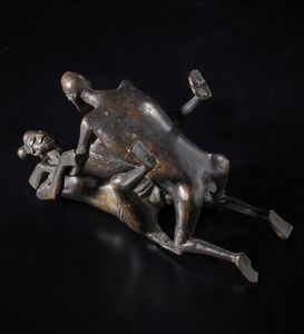 Artigianato africano : Scultura rappresentate scena erotica. Lega di rame.  - Asta Asta 422 | AFRICA, OCEANIA E AMERICHE - ARTIGIANATO AFRICANO: VARI COMMITTENTI E SELEZIONE DALLA COLLEZIONE BARTOLOMUCCI Online - Associazione Nazionale - Case d'Asta italiane