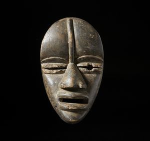 Dan - Costa d'Avorio/Liberia - Maschera antropomorfa. Legno duro  a patina scura.