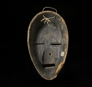 Dan - Costa d'Avorio/Liberia : Maschera antropomorfa. Legno duro  a patina scura.  - Asta Asta 422 | AFRICA, OCEANIA E AMERICHE - ARTIGIANATO AFRICANO: VARI COMMITTENTI E SELEZIONE DALLA COLLEZIONE BARTOLOMUCCI Online - Associazione Nazionale - Case d'Asta italiane