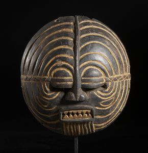 Luba - Repubblica Democratica del Congo - Maschera antropomorfa stilizzata. Legno duro a patina scura e caolino.