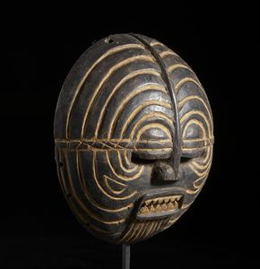 Luba - Repubblica Democratica del Congo : Maschera antropomorfa stilizzata. Legno duro a patina scura e caolino.  - Asta Asta 422 | AFRICA, OCEANIA E AMERICHE - ARTIGIANATO AFRICANO: VARI COMMITTENTI E SELEZIONE DALLA COLLEZIONE BARTOLOMUCCI Online - Associazione Nazionale - Case d'Asta italiane