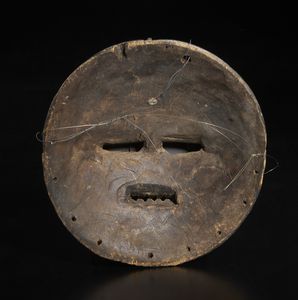 Luba - Repubblica Democratica del Congo : Maschera antropomorfa stilizzata. Legno duro a patina scura e caolino.  - Asta Asta 422 | AFRICA, OCEANIA E AMERICHE - ARTIGIANATO AFRICANO: VARI COMMITTENTI E SELEZIONE DALLA COLLEZIONE BARTOLOMUCCI Online - Associazione Nazionale - Case d'Asta italiane