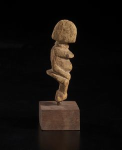 Dogon - Mali : Piccola scultura antropomorfa stilizzata.Legno a patina naturale.  - Asta Asta 422 | AFRICA, OCEANIA E AMERICHE - ARTIGIANATO AFRICANO: VARI COMMITTENTI E SELEZIONE DALLA COLLEZIONE BARTOLOMUCCI Online - Associazione Nazionale - Case d'Asta italiane